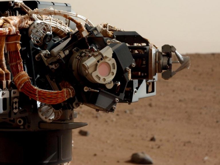 Il naso di Curiosity a lavoro su Marte