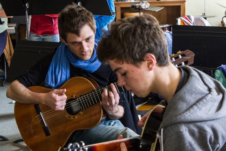 Studiare musica per aver maggior successo a scuola